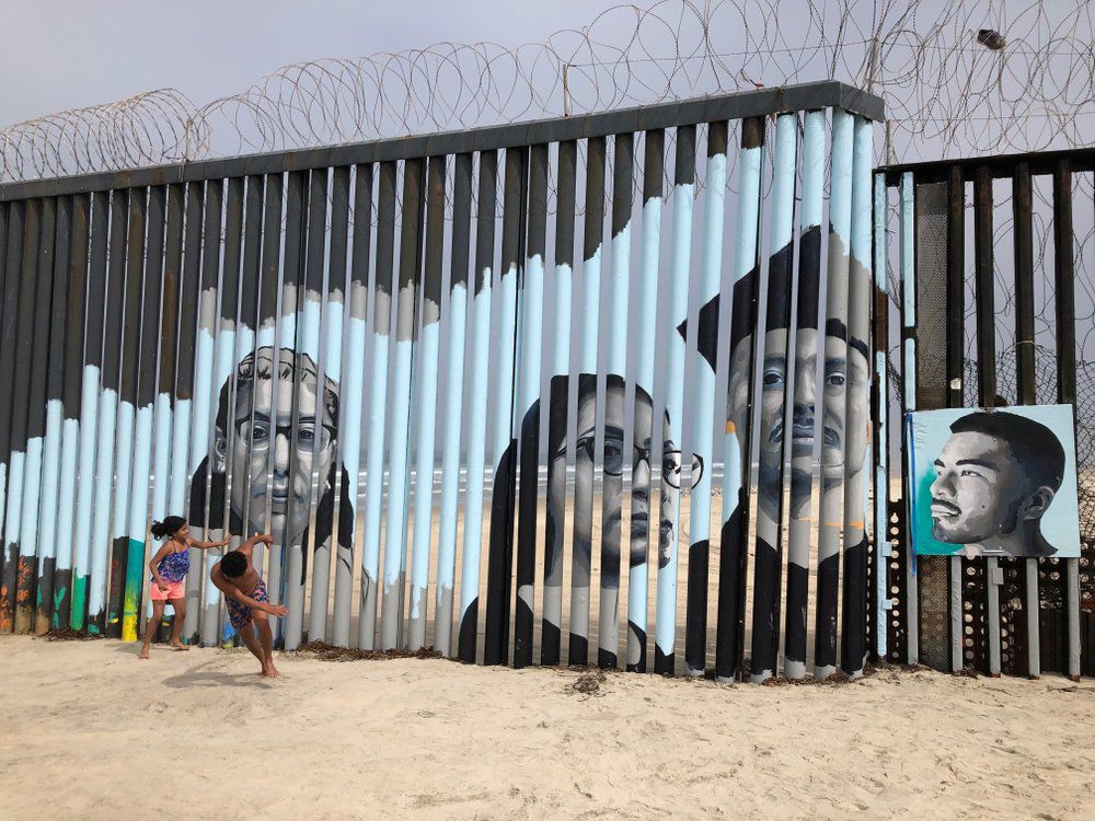 Mural fronterizo narra historias de deportados